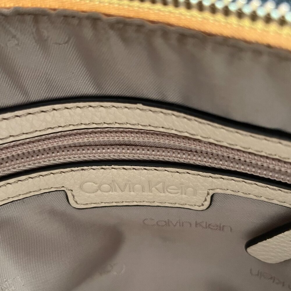 Calvin Klein Cream Crossbody Bag/Purse Front Zipper Pouch - Picture 5 of 6